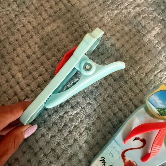 Flamingo Beach Flip Flops with Sunglasses Clips/ Towel Holders - Picture 2 of 3